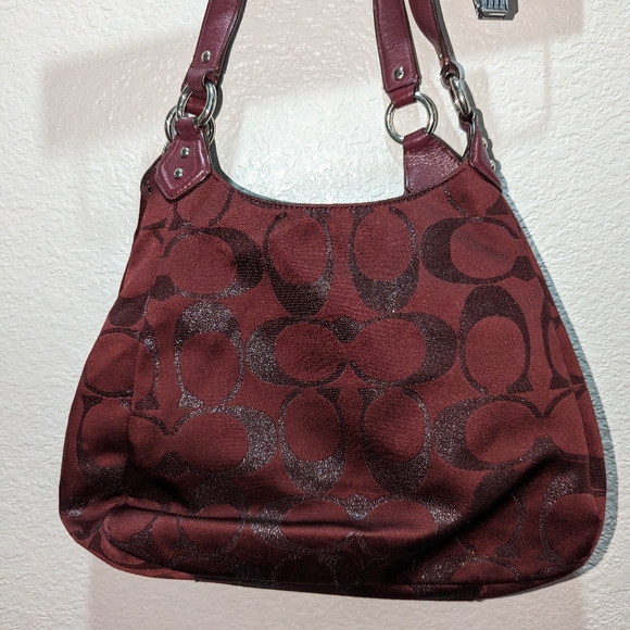 Burgundy coach - Picture 4 of 10